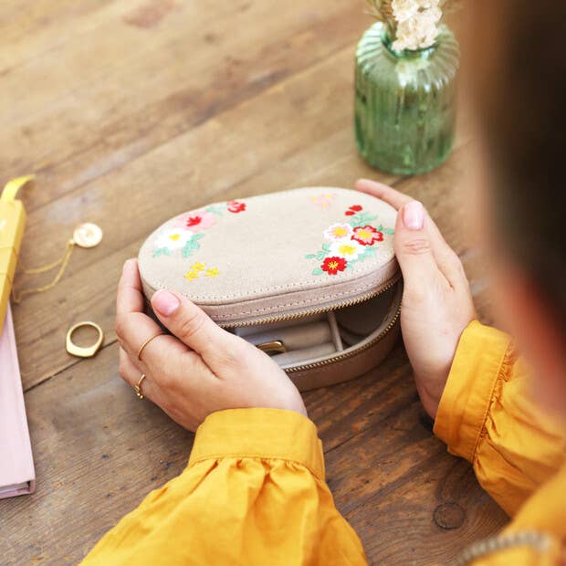 Jewelley Case - Embroidered Flowers Oval Velvet