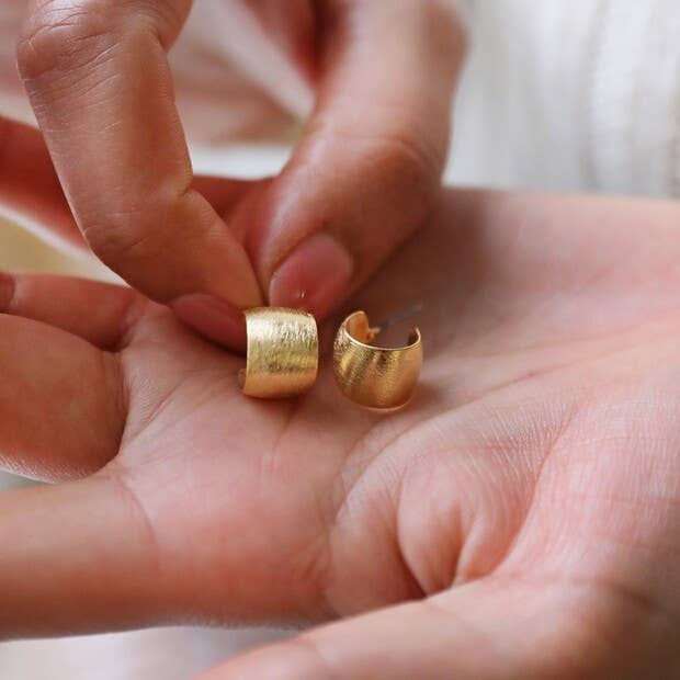 Earrings - Brushed Wide Huggie Hoop - Gold