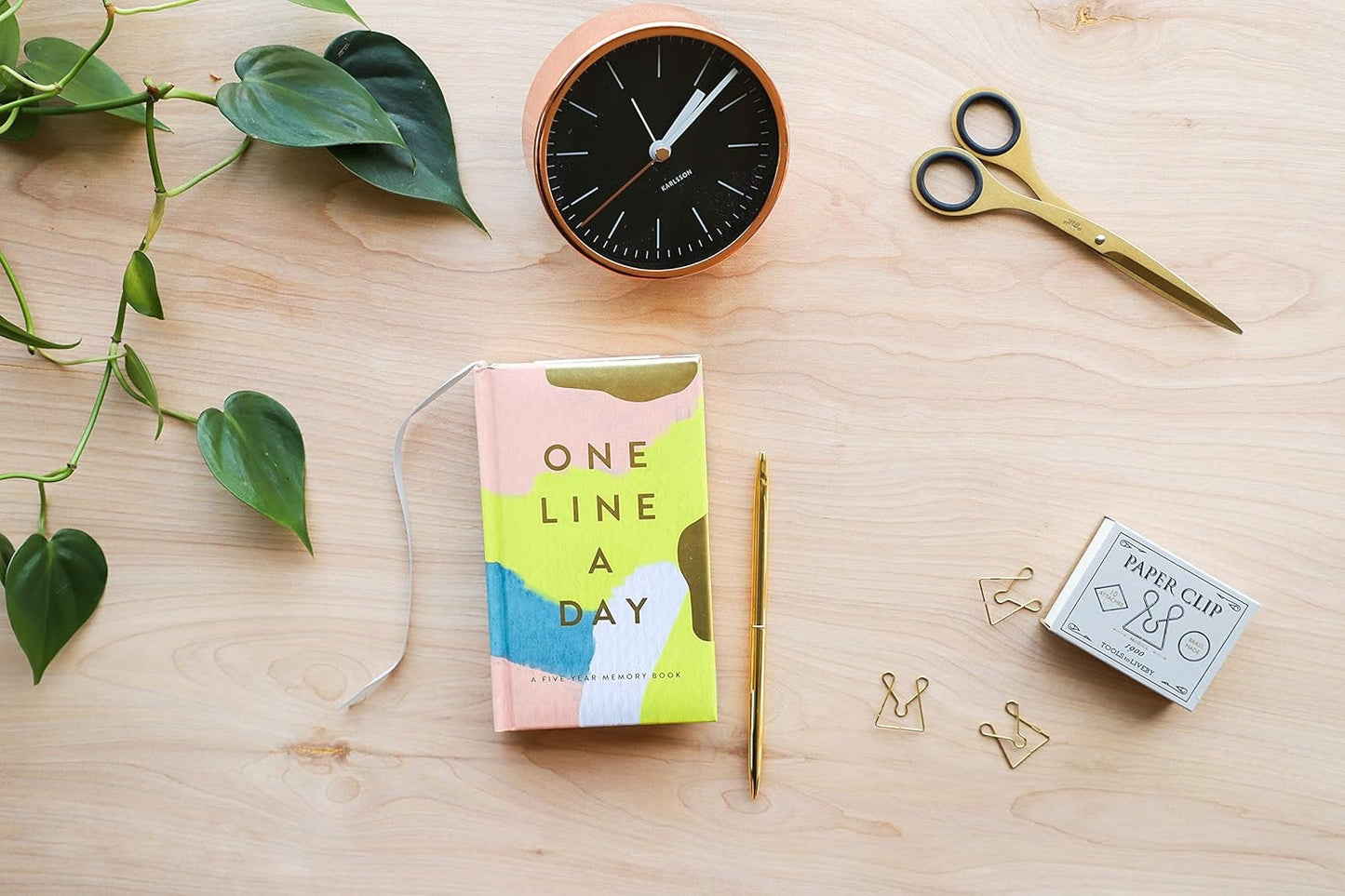 One Line a Day A Five-Year Memory Book - Modern