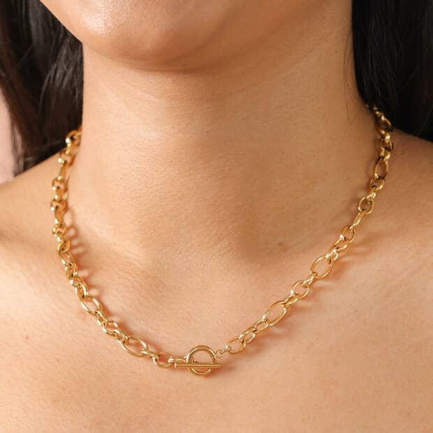 T-Bar Oval Link Chain Necklace in Gold
